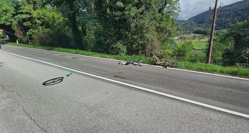 Scontro fra due ciclisti sulla provinciale a Civezzano: grave un 65enne