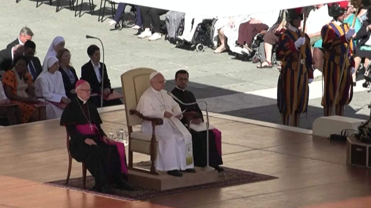 Il Papa: \"Il mio pensiero va ai migranti, specialmente minori\"