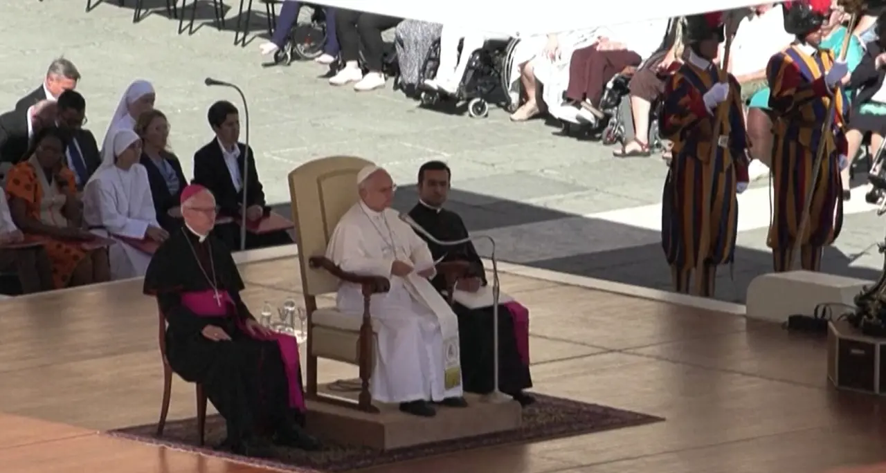 Il Papa: \"Il mio pensiero va ai migranti, specialmente minori\"