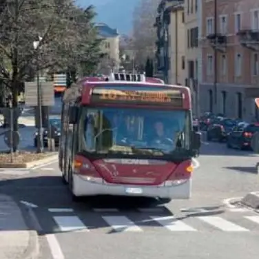 Bus, cambiano gli orari: corse anticipate per evitare i ritardi degli studenti