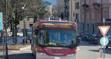 Bus, cambiano gli orari: corse anticipate per evitare i ritardi degli studenti