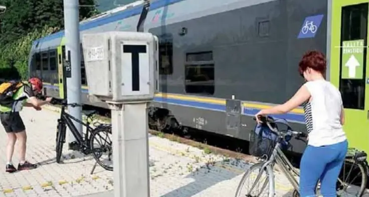 Valsugana, treno soppresso e bici lasciate a terra: quattro ciclisti costretti a farsi recuperare in furgone