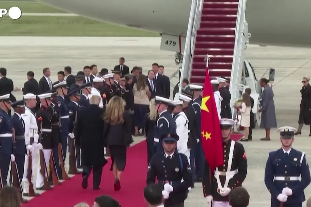 Trump stringe la mano a Xi: rara accoglienza in aeroporto del presidente Usa