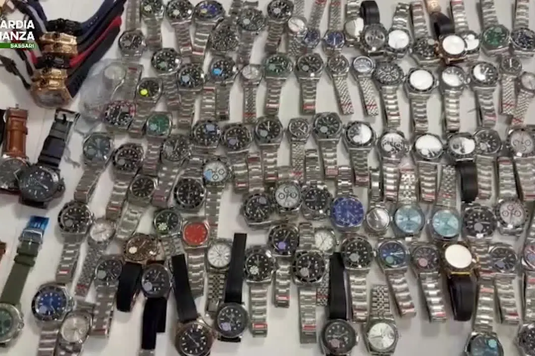 Scoperta a Olbia una base logistica del falso, sequestrati 1300 orologi