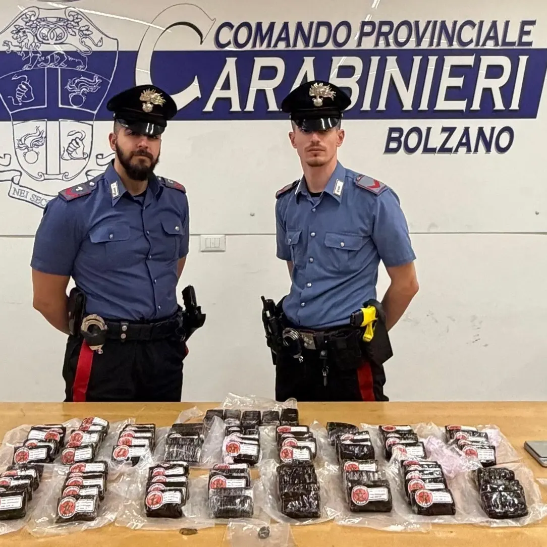 Bolzano, giovane arrestato con quasi 9 chili di hashish sulla bici