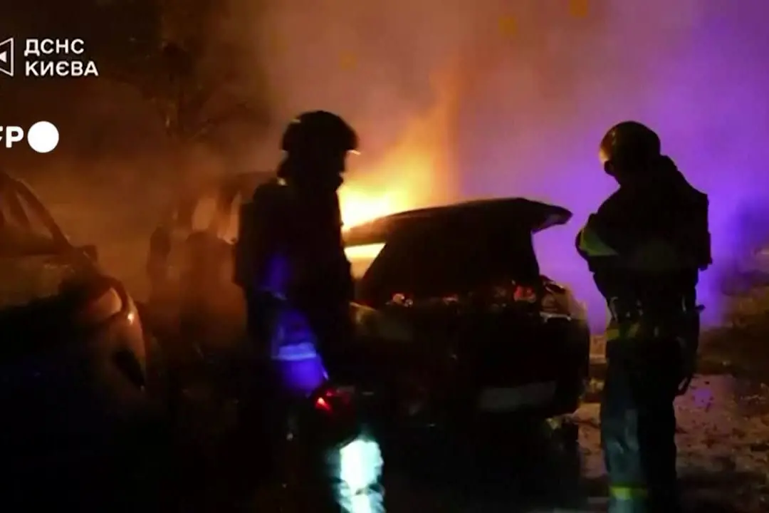 Attacco russo su edifici in Ucraina: l’intervento dei vigili del fuoco