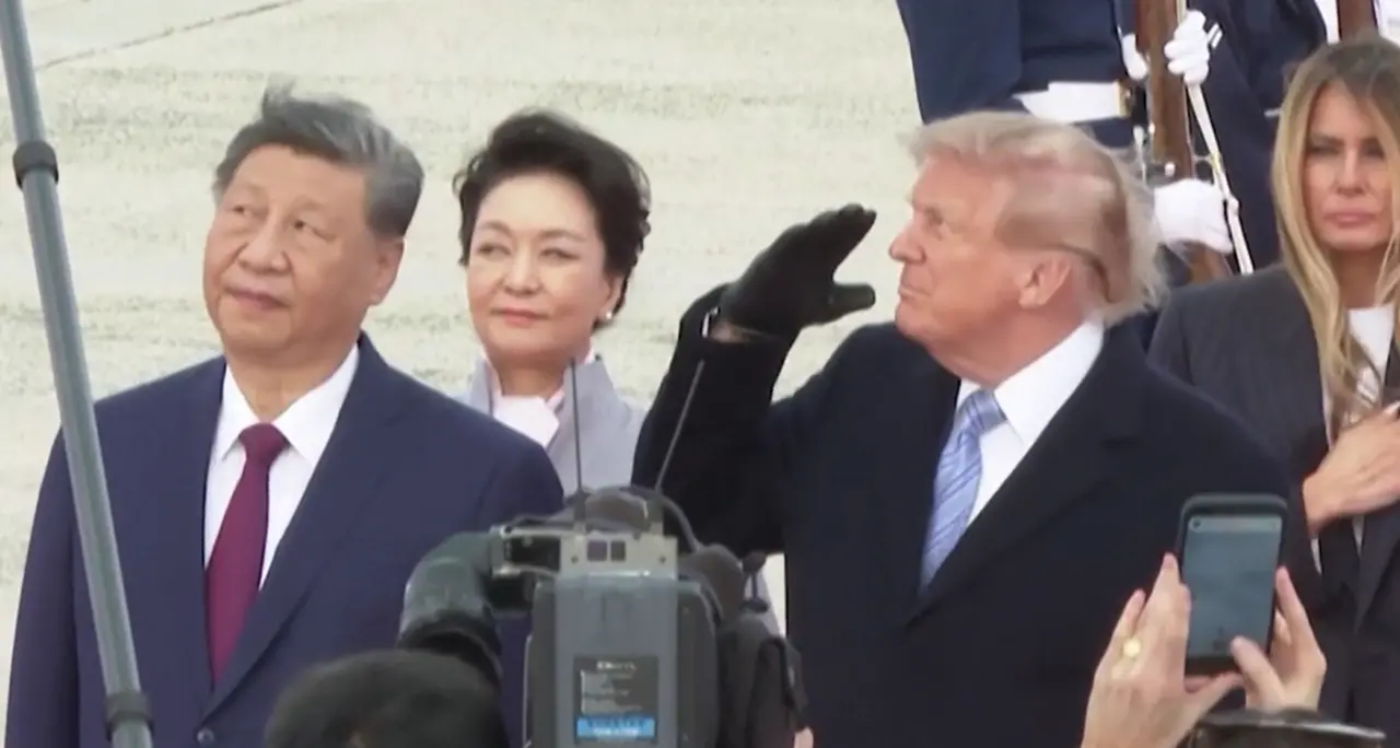 Trump accoglie Xi Jinping nella base militare, irrompe un jet...