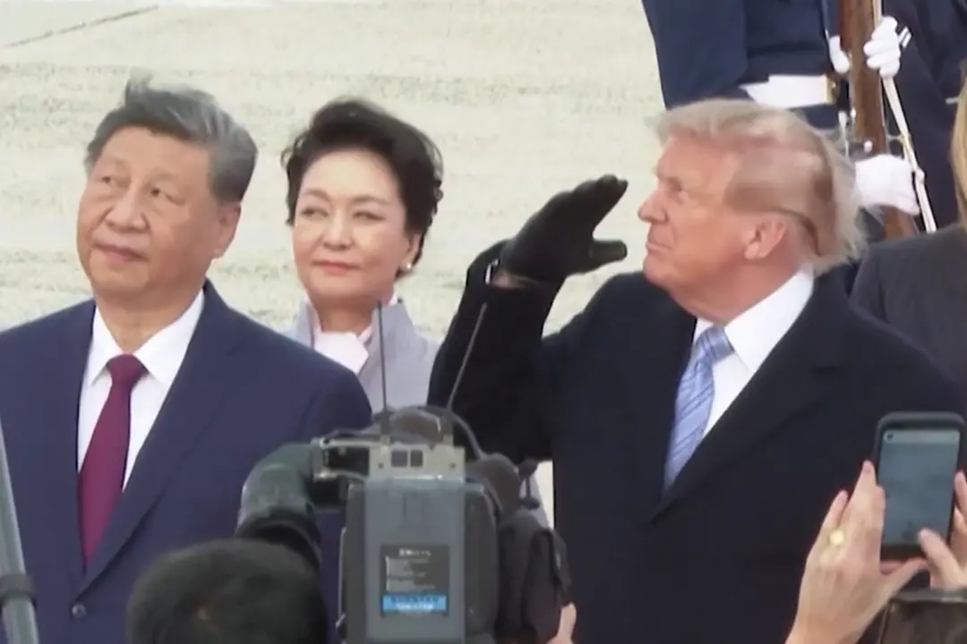 Trump accoglie Xi Jinping nella base militare, irrompe un jet...