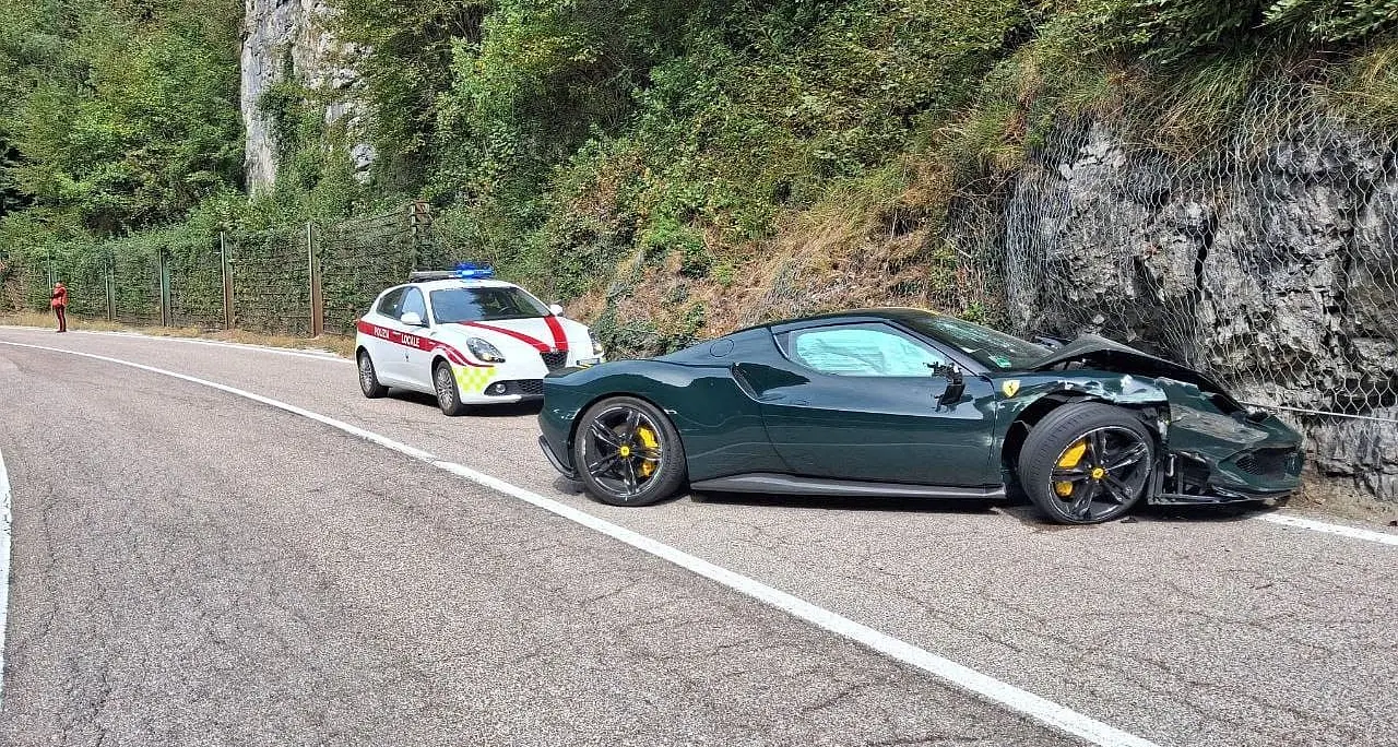 Ferrari contro la parete rocciosa al lago d’Ampola: illeso il conducente