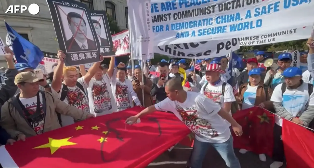 Washington, protesta anti-Xi durante la visita di Stato alla Casa Bianca