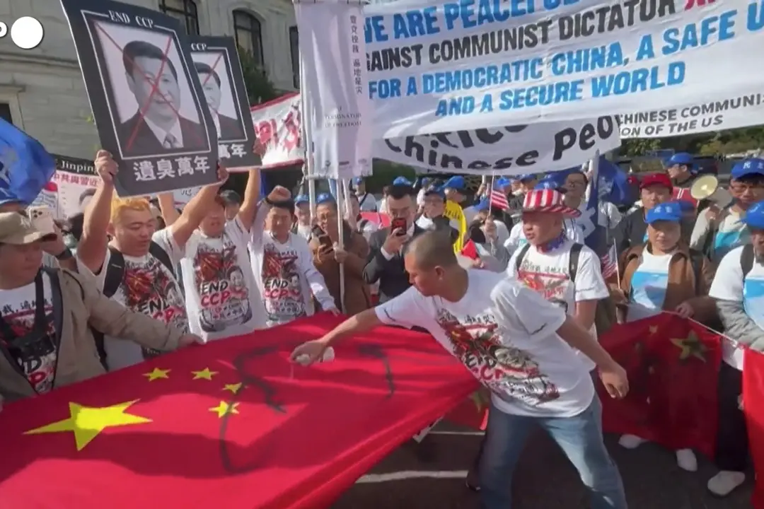 Washington, protesta anti-Xi durante la visita di Stato alla Casa Bianca