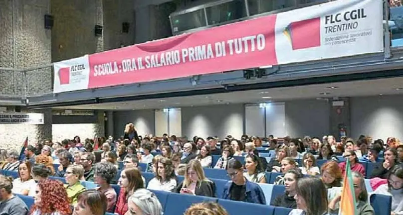 Salari, la protesta dei docenti trentini