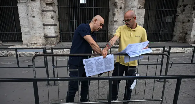 Il Colosseo chiuso tre giorni per lutto, 7 indagati per la morte dell'operaio