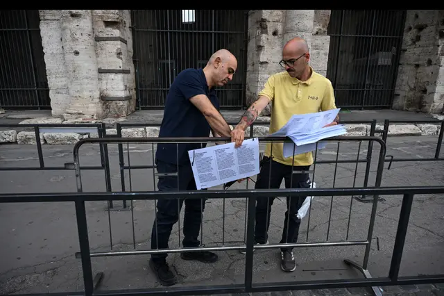 Il Colosseo chiuso tre giorni per lutto, 7 indagati per la morte dell'operaio