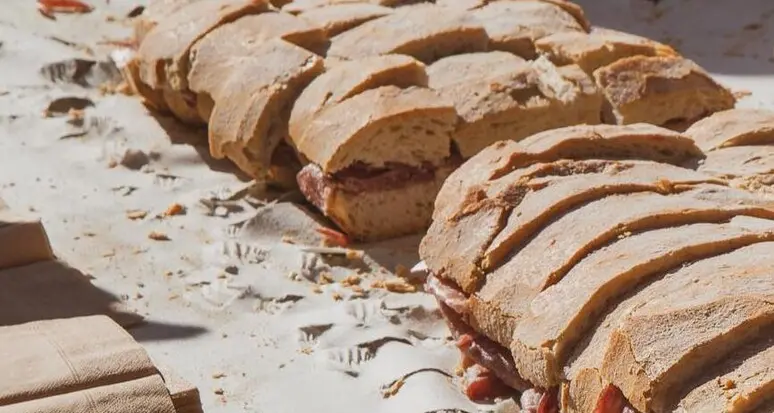 Pausa pranzo sempre più cara, a Trento un panino costa mediamente 5,80 euro: “Adeguare i buoni pasto”