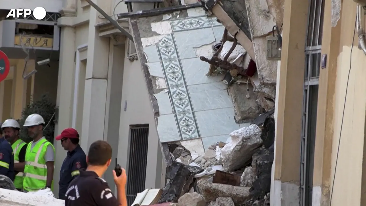 Crolla palazzina ad Atene vicino all'Acropoli, si cercano dispersi