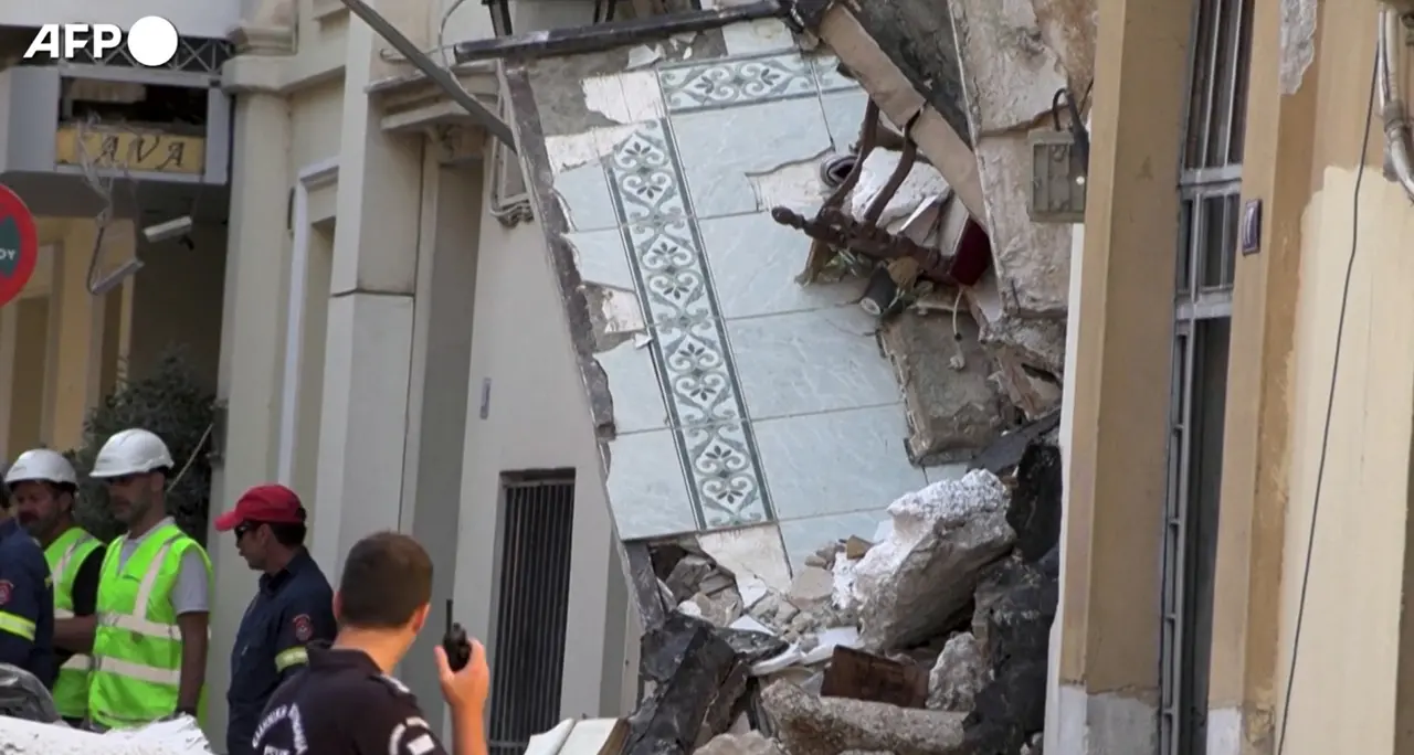 Crolla palazzina ad Atene vicino all'Acropoli, si cercano dispersi