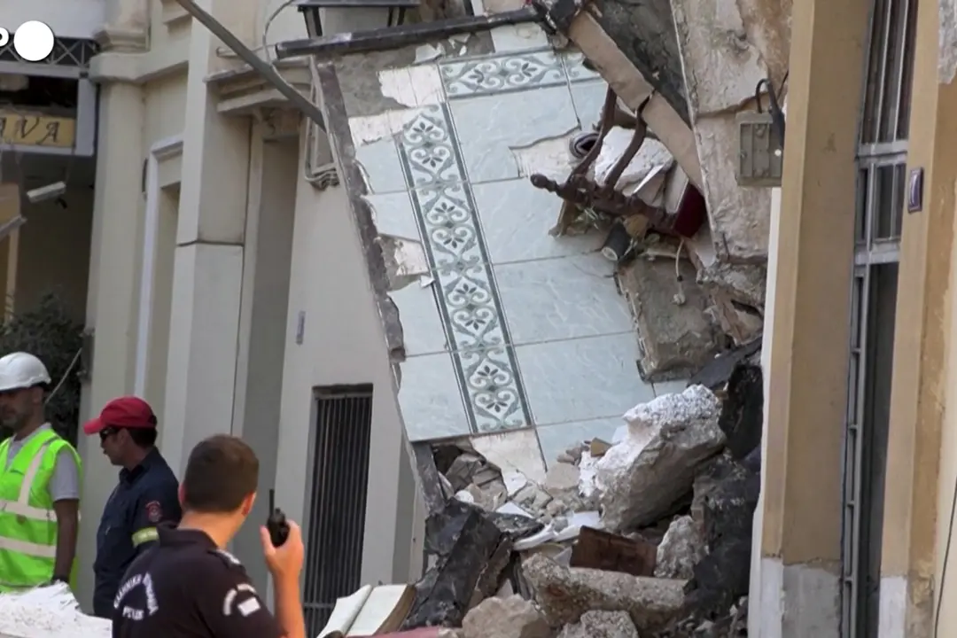 Crolla palazzina ad Atene vicino all'Acropoli, si cercano dispersi