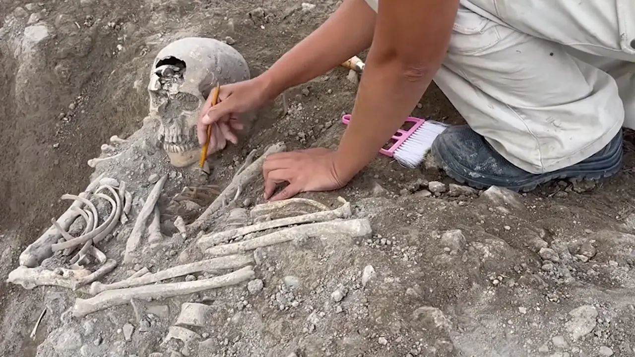 Ritrovati resti medievali di una mamma con il bimbo nel Foggiano