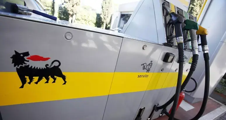Eni mette un tetto ai carburanti: benzina a 1,99 euro, gasolio a 2,19