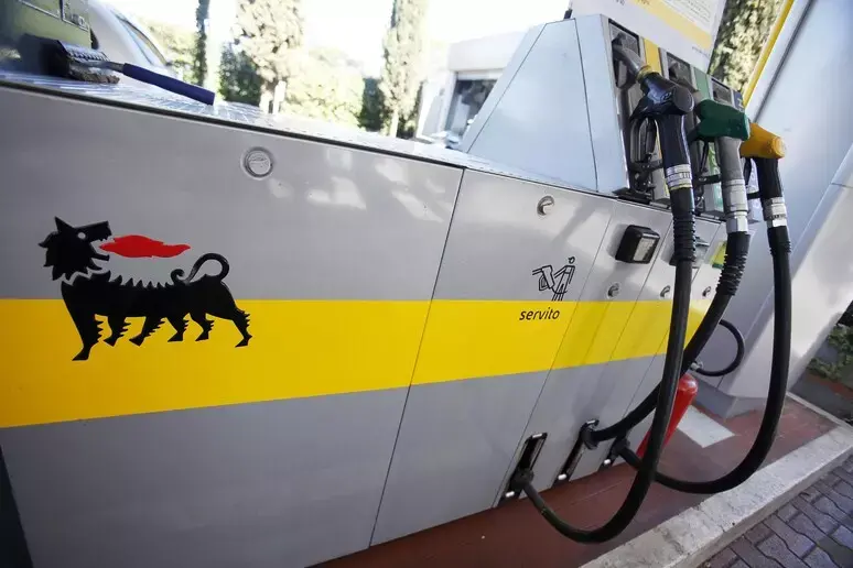 Eni mette un tetto ai carburanti: benzina a 1,99 euro, gasolio a 2,19
