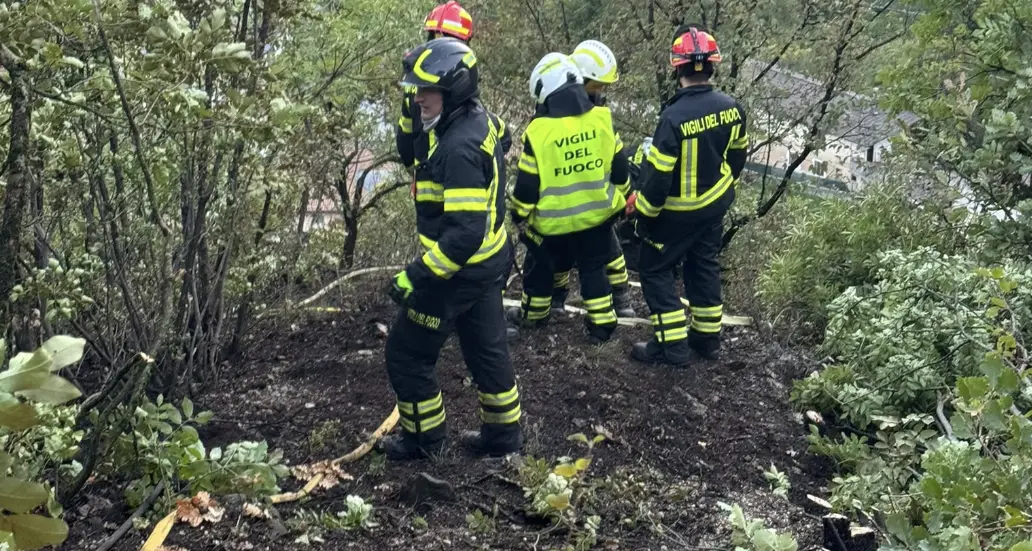 Incendio sopra Roveré della Luna, lungo intervento dei vigili del fuoco