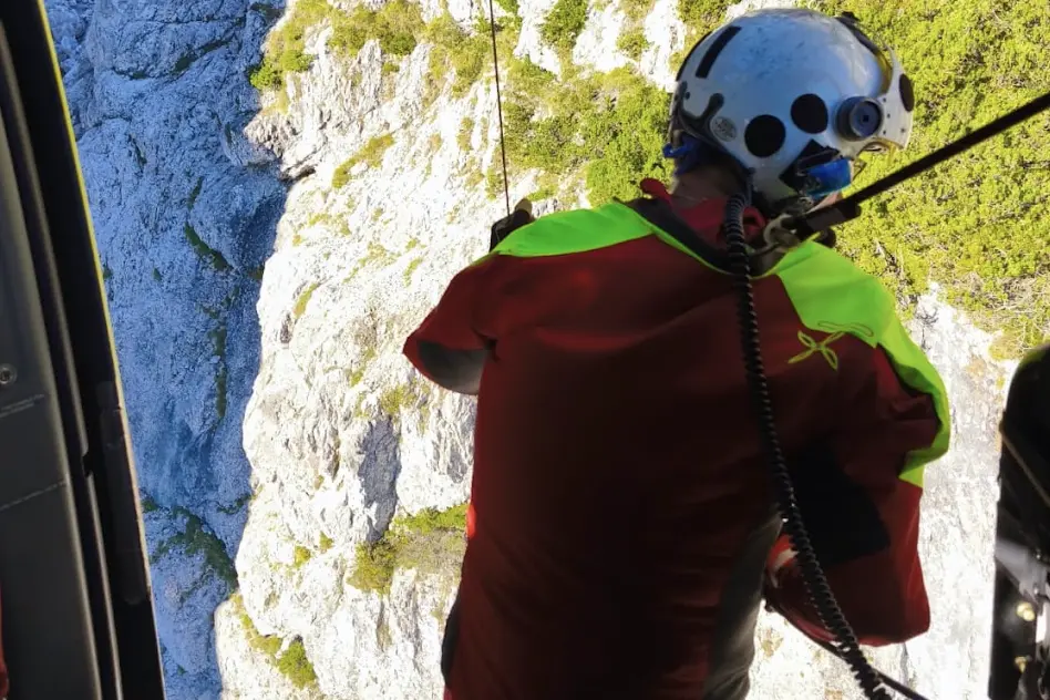 Cede una corda fissa sul Piz di Sagron, escursionista precipita per 15 metri