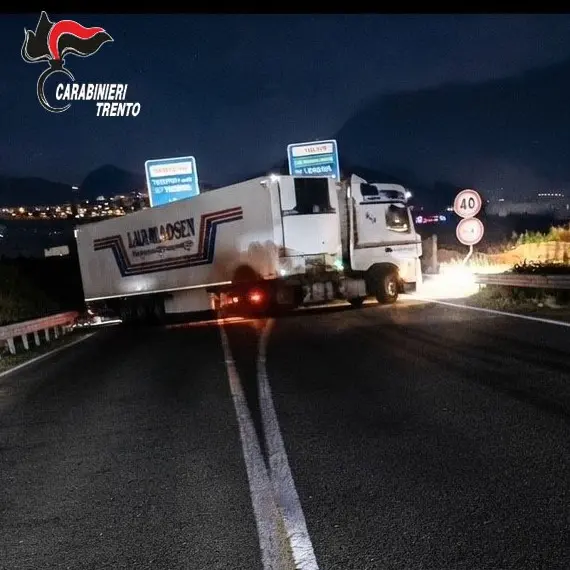 Paura sulla SS47: camion viaggia contromano, l’intervento dei carabinieri evita il peggio