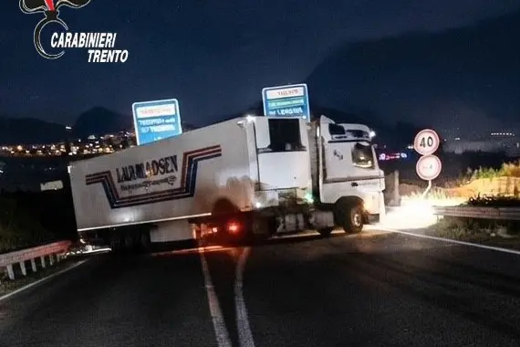 Paura sulla SS47: camion viaggia contromano, l’intervento dei carabinieri evita il peggio
