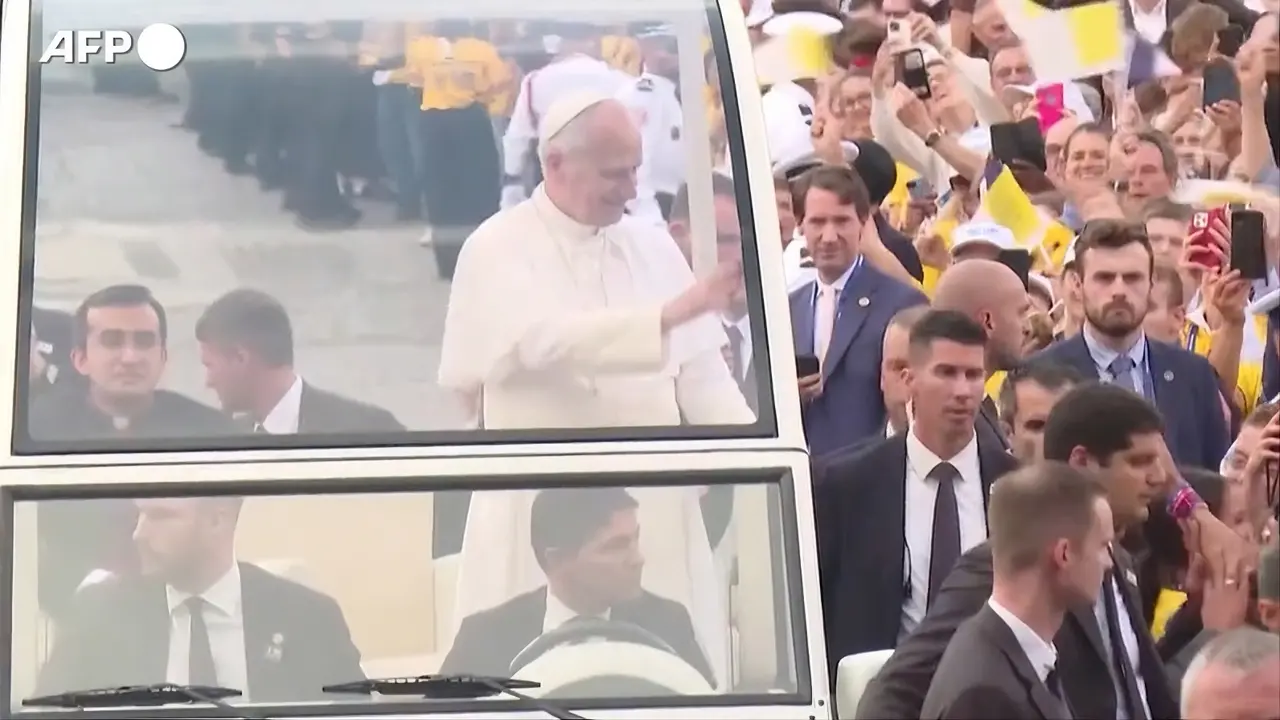 Una marea di fedeli a Parigi per il Papa, l'arrivo in Place de la Concorde