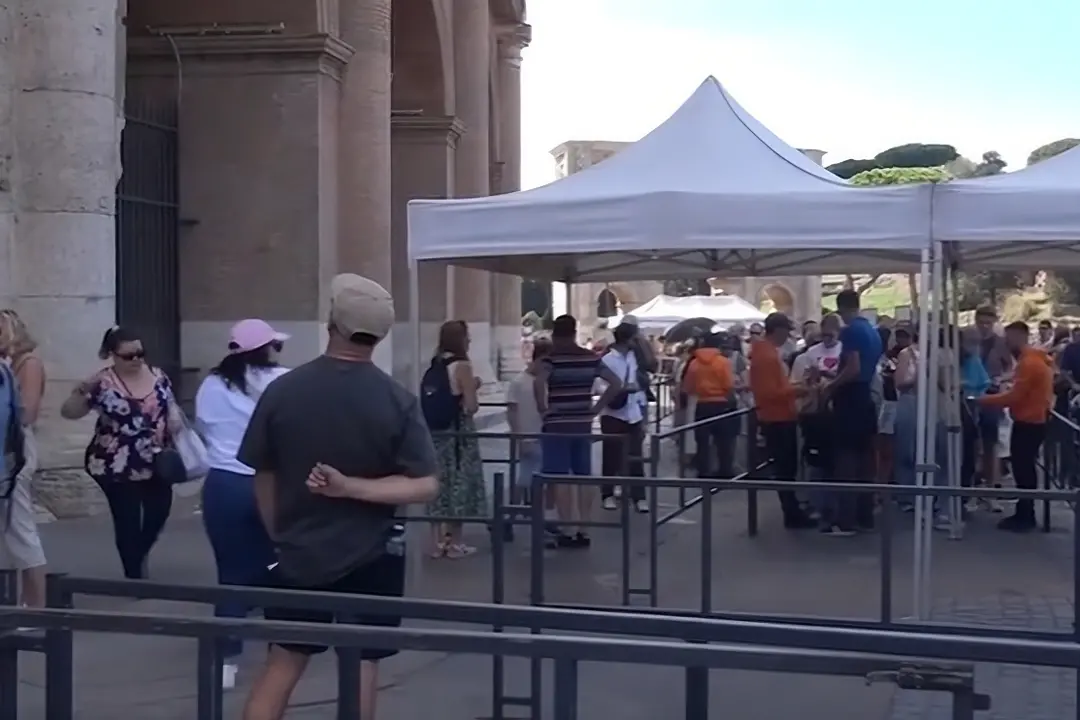 Riapre il Colosseo, un visitatore: \"Anch'io sono un operaio, capisco la gravità\"
