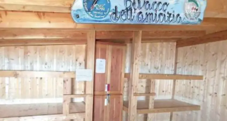 Vandali e notti di sballo al bivacco sul Fravort: rimossi tutti i materassi