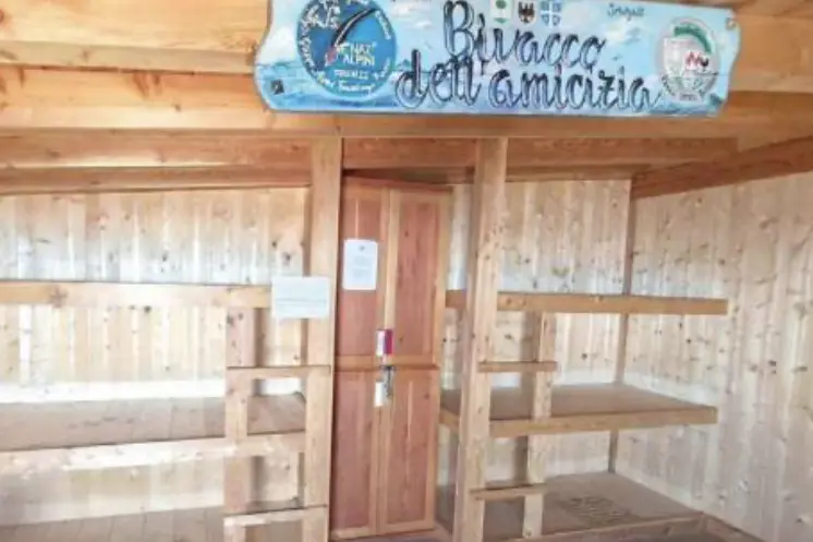 Vandali e notti di sballo al bivacco sul Fravort: rimossi tutti i materassi