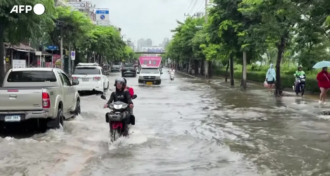Forti piogge e inondazioni a Bangkok, quasi 4.900 sfollati
