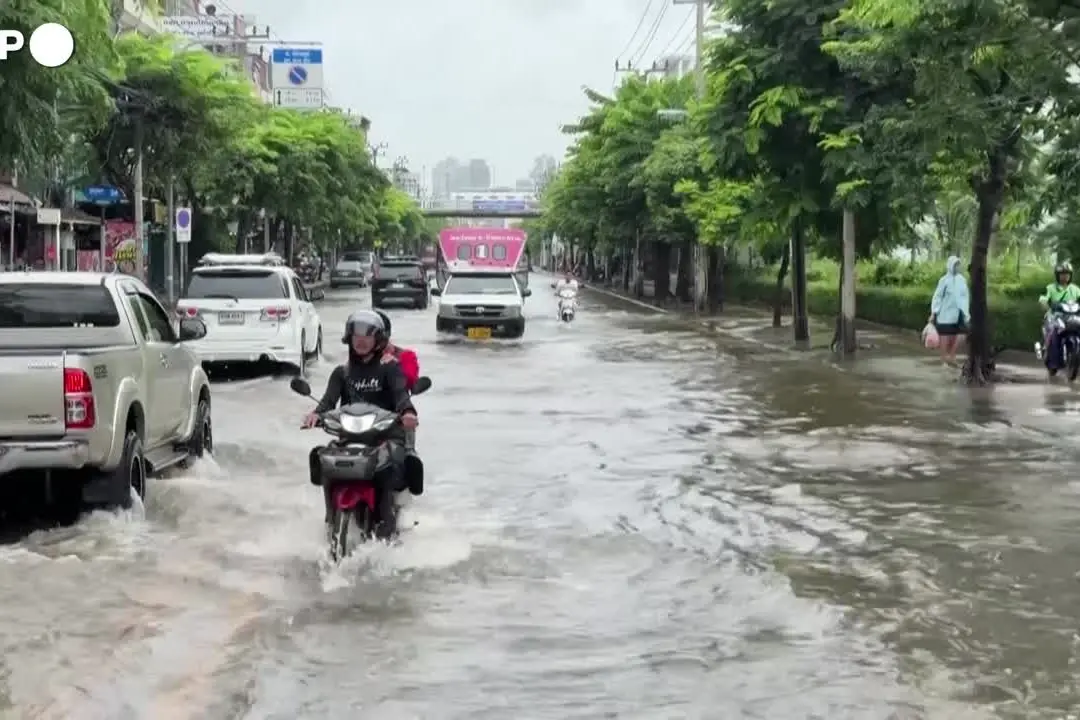 Forti piogge e inondazioni a Bangkok, quasi 4.900 sfollati
