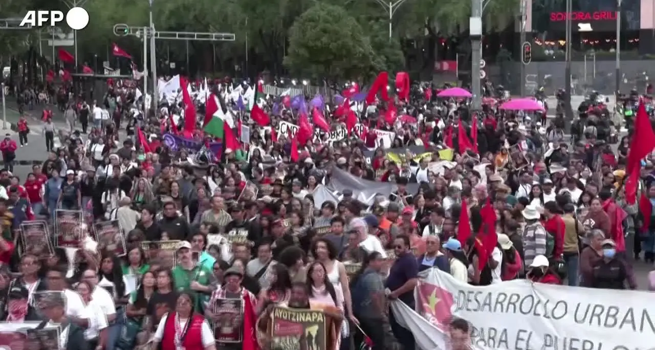 Il Messico ricorda i 43 studenti di Ayotzinapa, migliaia in piazza