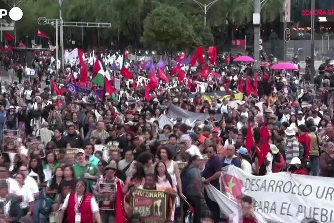 Il Messico ricorda i 43 studenti di Ayotzinapa, migliaia in piazza