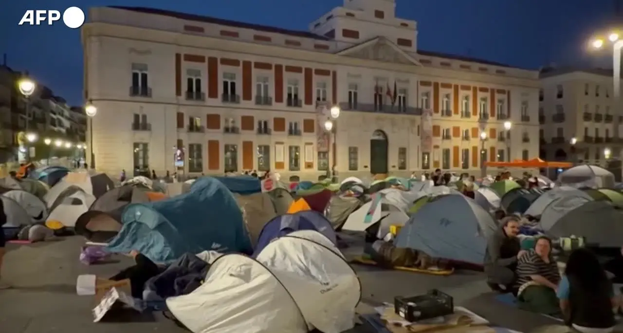 In tenda dopo il corteo, la protesta a Madrid per il diritto alla casa
