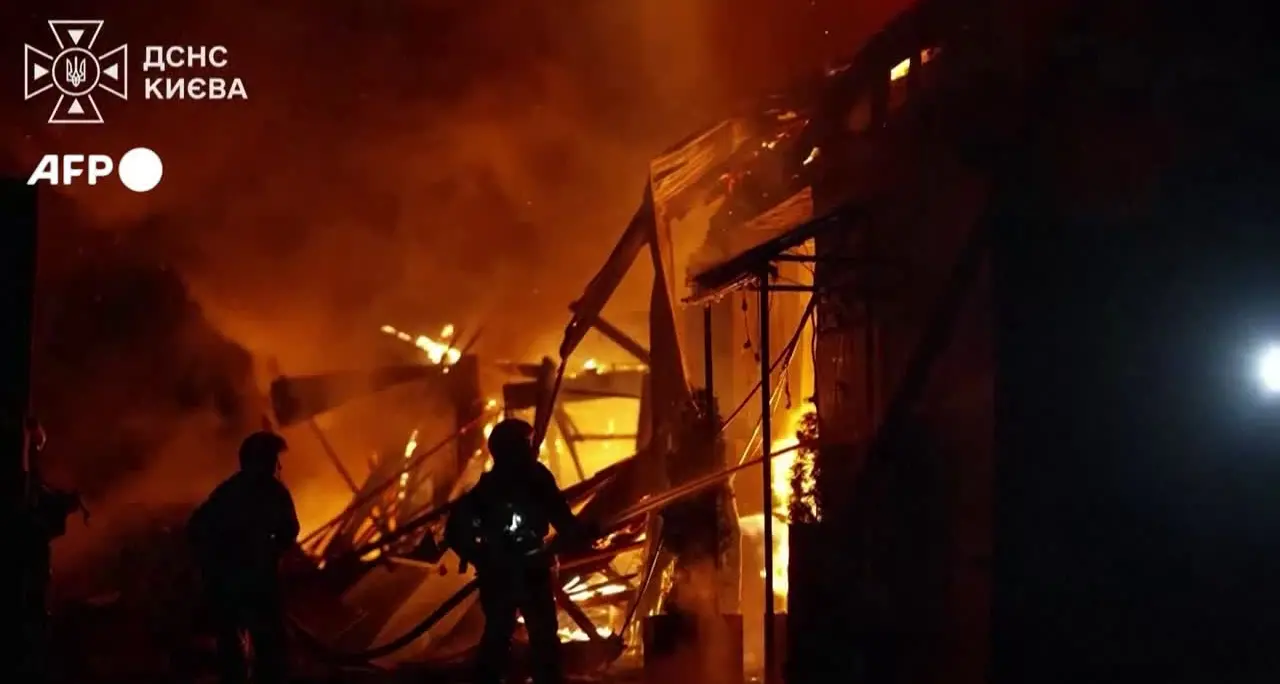 Drone colpisce un edificio a Kiev, i soccorritori al lavoro