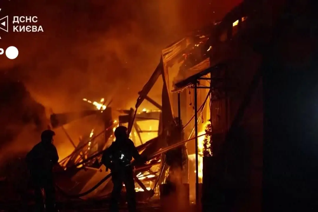 Drone colpisce un edificio a Kiev, i soccorritori al lavoro