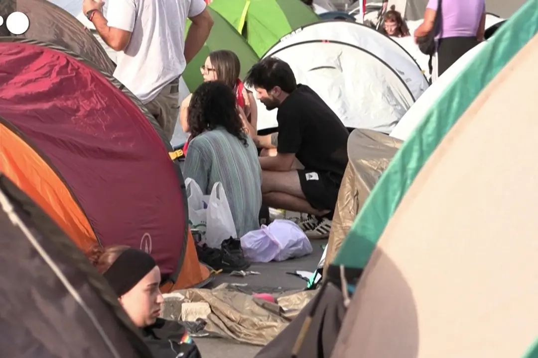 Centinaia di manifestanti accampati a Madrid per il diritto alla casa