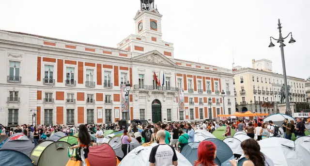 Centinaia di manifestanti accampati in Puerta del Sol a Madrid per diritto alla casa