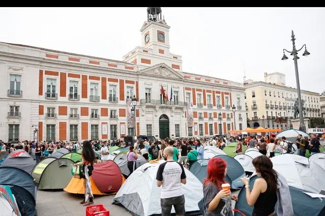 Centinaia di manifestanti accampati in Puerta del Sol a Madrid per diritto alla casa