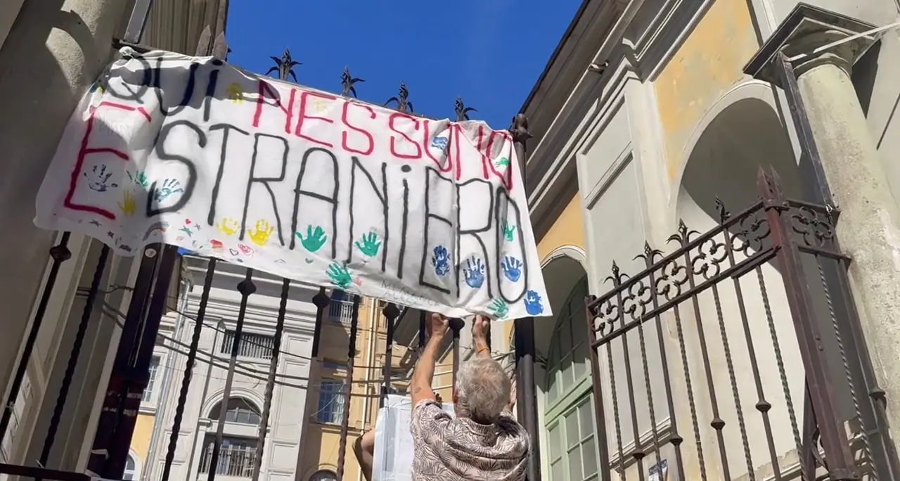 Roma, lo striscione fuori da una scuola elementare: \"Qui nessuno è straniero\"