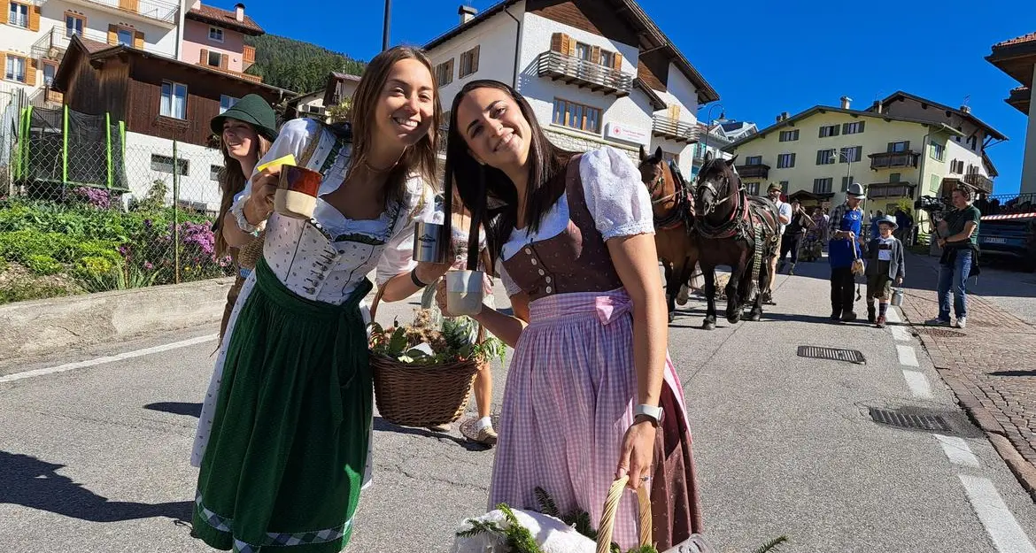 Folgaria celebra la Brava Part: in mille tra costumi, antichi mestieri, bande e carri