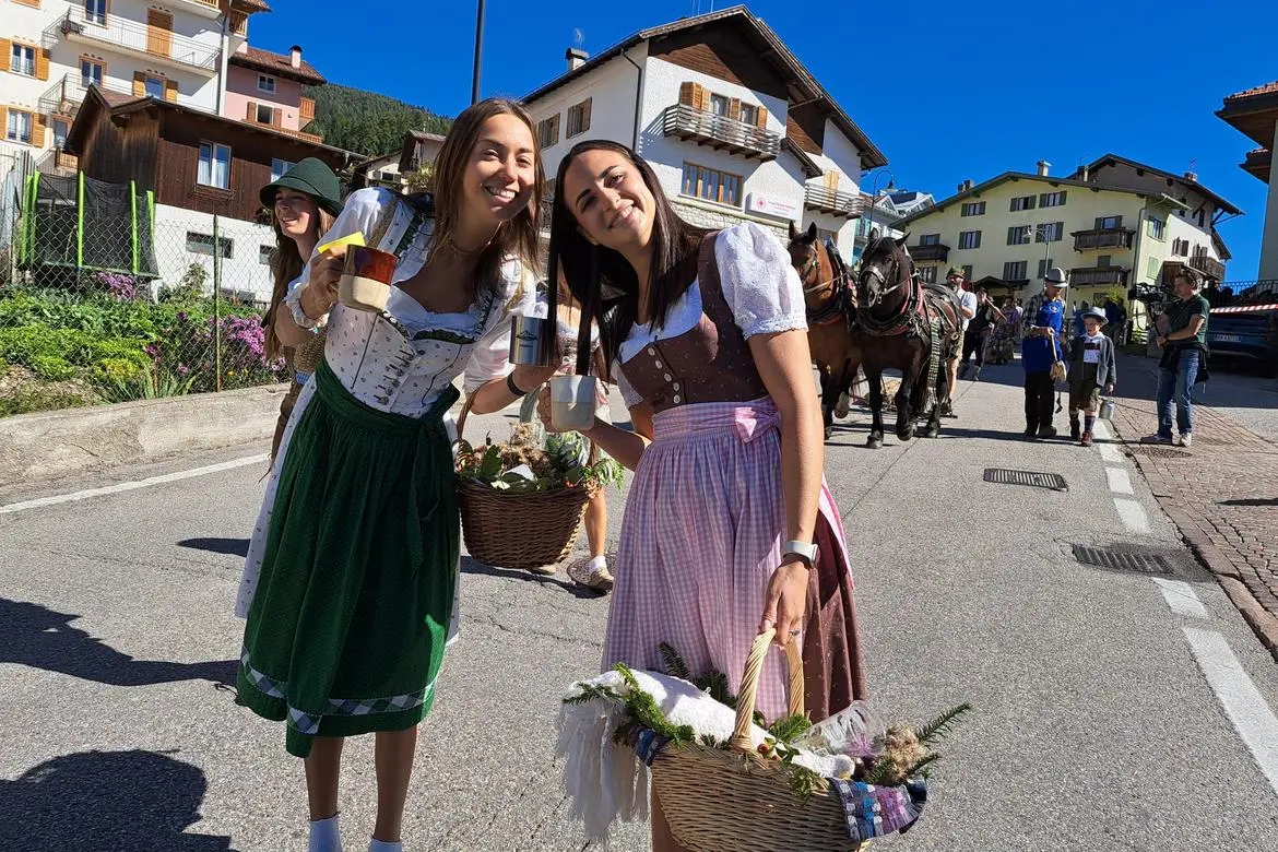 Folgaria celebra la Brava Part: in mille tra costumi, antichi mestieri, bande e carri