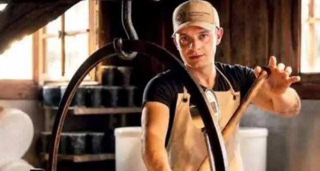 A 28 anni casaro in Svizzera: «Tornerò a Ledro per creare il formaggio della mia terra»