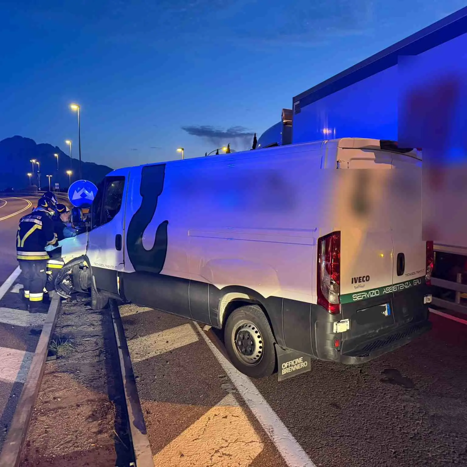 Incidente sulla SP 235 a Lavis, autocarro finisce fuori strada