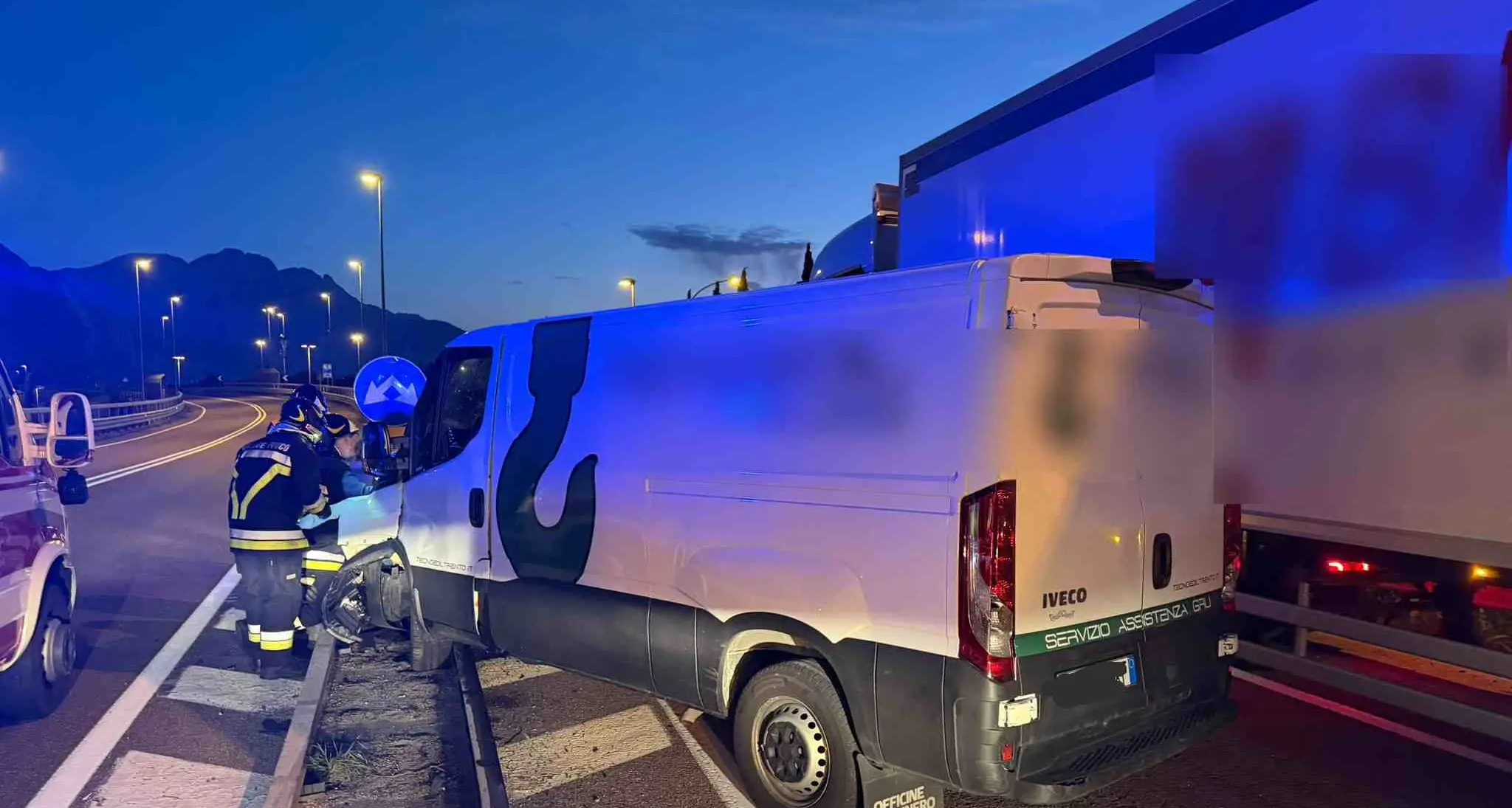 Incidente sulla SP 235 a Lavis, autocarro finisce fuori strada