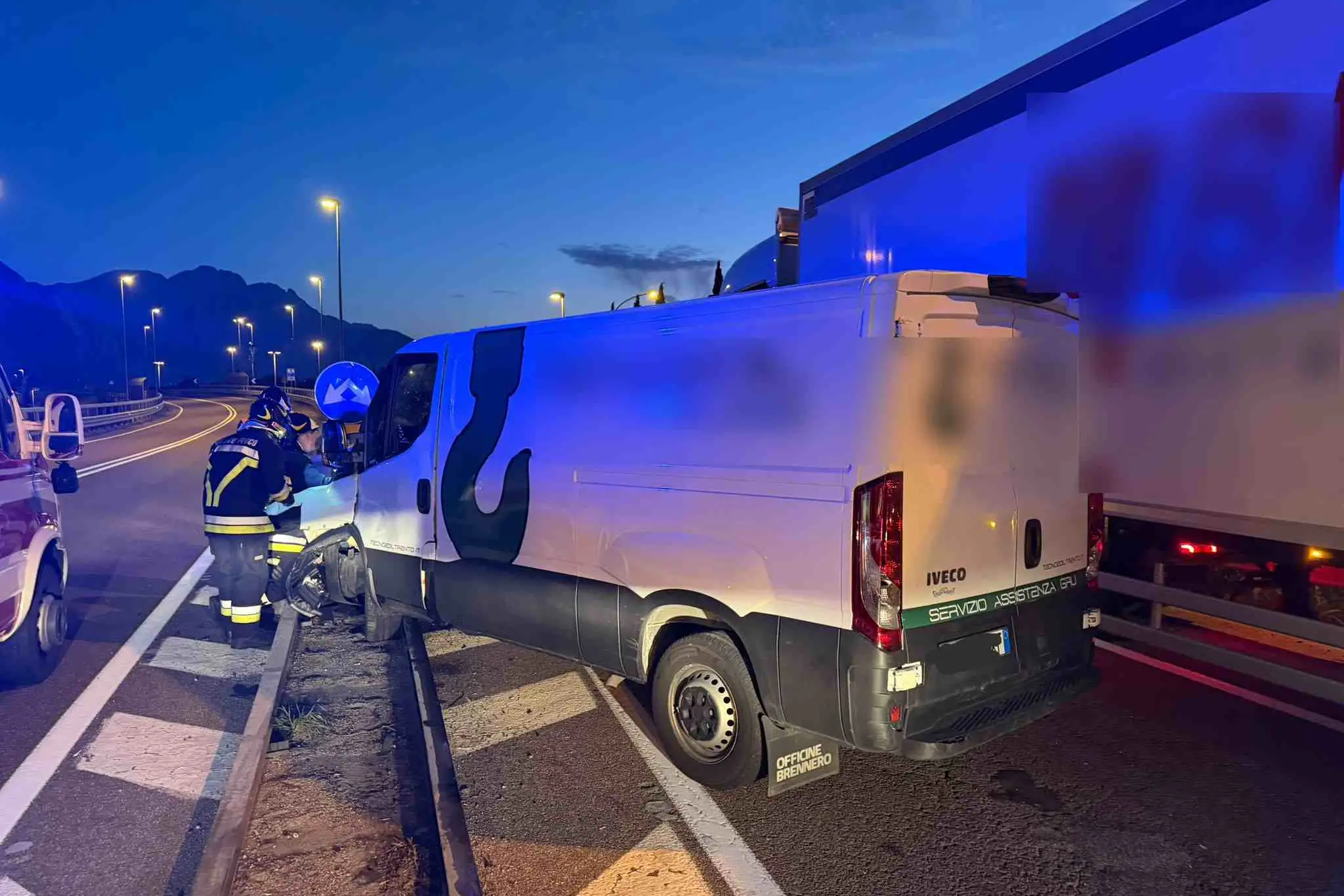 Incidente sulla SP 235 a Lavis, autocarro finisce fuori strada